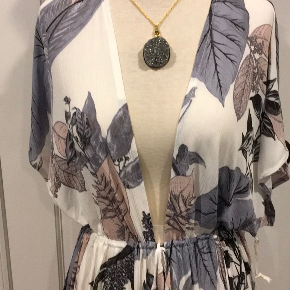 White Tropical Leaf Kimono. Beautiful! - Picture 7 of 8